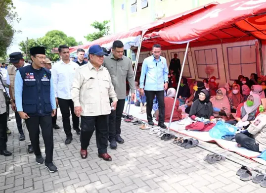 Mendagri, Tito Karnavian (kiri), bersama sejumlah menteri dan pejabat mendampingi Presiden RI, Prabowo Subianto meninjau kondisi warga terdampak bencana di Kabupaten Langkat, Sumut, Sabtu, 13 Desember 2025. (Sumber: Puspen Kemendagri)