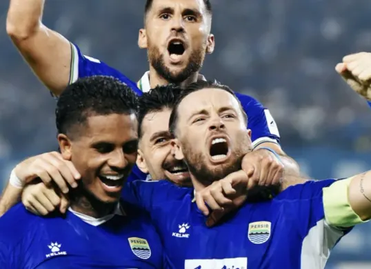 Pemain Persib Bandung merayakan keberhasilan menjadi juara Grup G AFC Champions League Two 2025/26 dan memastikan tiket ke babak 16 besar. (Sumber: Instagram/@persib)