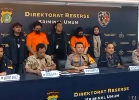 Dua tersangka kasus penipuan wedding organizer (WO) Ayu Puspita saat ditampilkan kepada awak media di Polda Metro Jaya, Jakarta Selatan, Sabtu, 13 Desember 2025. (Sumber: POSKOTA | Foto: Ali Mansur)
