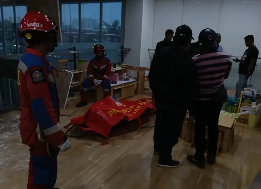 Seorang pria tewas tersengat listrik di Ruko Puri Mutiara Jalan Griya Utama RT 02 RW 05 Kelurahan Sunter Jaya, Tanjung Priok, Jakarta Utara, Sabtu, 13 Desember 2025. (Sumber: Istimewa)