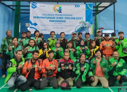 Sopir ojol perhimpunan O2 Kota Depok mendapatkan proteksi diri BPJS Ketenagakerjaan di GOR Satar, Pondok Cina, Beji, Minggu, 14 Desember 2025. (Sumber: Poskota/Angga Pahlevi)