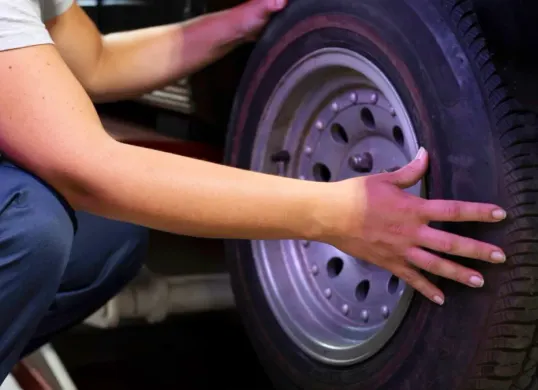 Ilustrasi ban bus botak. (Sumber: Freepik)