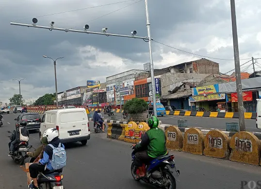 Polres Bogor memasang ETLE pertama di Kabupaten Bogor, di flyover Cibinong, yang beroperasi pada Januari 2026. (Sumber: POSKOTA | Foto: Giffar Rivana)