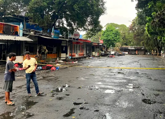 Kondisi kios-kios pedagang di kawasan Kalibata, Pancoran, Jakarta Selatan, yang dibakar oknum saat insiden kericuhan matel. (Sumber: Poskota/Pandi Ramedhan)