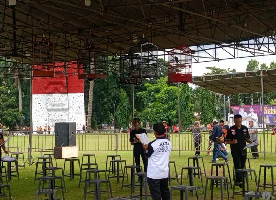 Dewan juri saat melakukan penilaian dalam kompetisi burung berkicau Piala Bupati Bogor 2025 di Lapangan Tegar Beriman, Cibinong, Minggu, 14 Desember 2025. (Sumber: POSKOTA | Foto: Giffar Rivana)