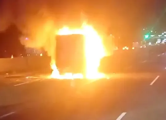Mobil box di Tol Jagorawi terbakar hebat diduga akibat konsleting listrik. (Sumber: istimewa)