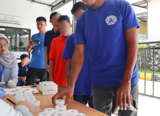Potret WBP Rutan Kelas I Tangerang menjalani tes urine. (Sumber: Istimewa)