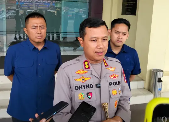 Kapolres Pandeglang, AKBP Dhyno Indra Setyadi, saat diwawancarai wartawan terkait Nataru. (Sumber: Poskota/Samsul Fatoni)
