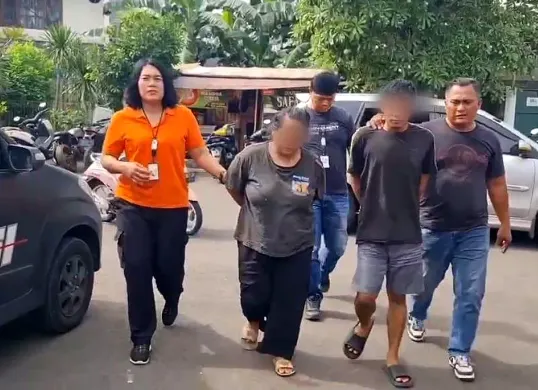 Petugas menggelandang pasutri yang nekat mencuri uang milik pedagang bakso. (Sumber: Istimewa)