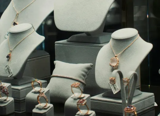 Harga emas perhiasan sore hari ini, Minggu, 14 Desember 2025. (Sumber: Pexels)