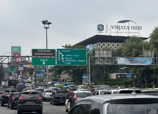 Sukarelawan dikerahkan di kawasan Puncak, Cibinong, Kabupaten Bogor, bertepatan libur Nataru. (Sumber: Poskota/Giffar Rivana)