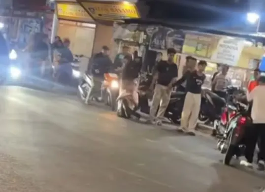 Dua pemuda ditangkap usai menabrak pemotor ibu-ibu dan diduga terlibat tawuran di kawasan Kedoya Selatan, Kebon Jeruk, Jakarta Barat, Sabtu, 13 Desember 2025. (Sumber: Istimewa)