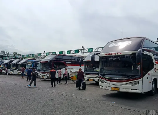 Suasana di Terminal Bus Bekasi, Kota Bekasi cenderung stabil menjelang Hari Raya Natal dan Tahun Baru. (Sumber: POSKOTA | Foto: Nurpini Aulia Rapika)