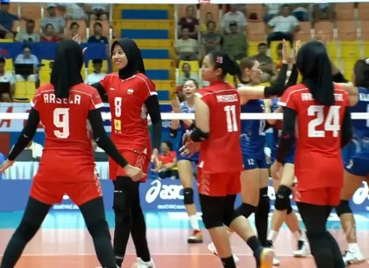 Timnas Voli Putri Indonesia harus mengubur harapan melaju ke partai puncak SEA Games 2025 setelah takluk dari tuan rumah Thailand pada babak semifinal, Minggu 14 Desember 2025. (Sumber: X/@volleyballidn)