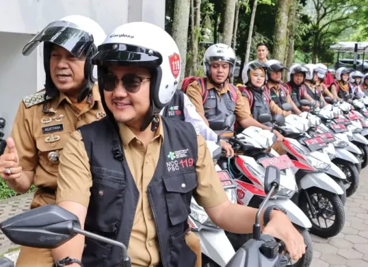 Wakil Wali Kota Cimahi, Adhitia Yudisthira saat layanan Motorbike Ambulance. (Sumber: Dok. Pemkot Cimahi)