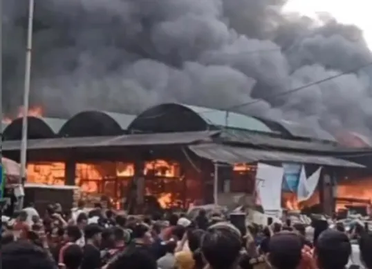 Kebakaran Pasar Induk Kramat Jati, Jakarta Timur (Sumber: Instagram/@kabarcibubur24jam)