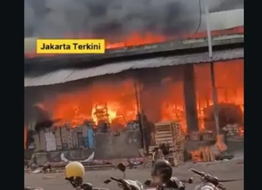 Kronologi kebakaran Pasar Induk Kramat Jati Jakarta Timur pada Senin, 15 Desember 2025 pagi (Sumber: Instagram/@jakartaterkini)