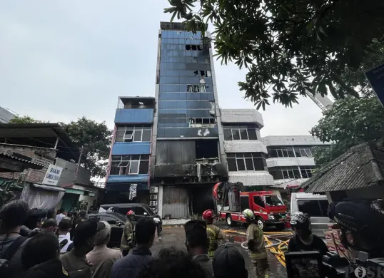 Kondisi Gedung Terra Drone pascakebakaran pada Selasa, 9 Desember 2025. (Sumber: POSKOTA | Foto: Pandi Ramedhan)
