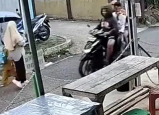 Komplotan pejambret tiga orang berboncengan motor Honda Beat merampas tas milik ibu-ibu sedang jalan di kali Cilodong, Kota Depok. (Sumber: Instagram/@infodepok)