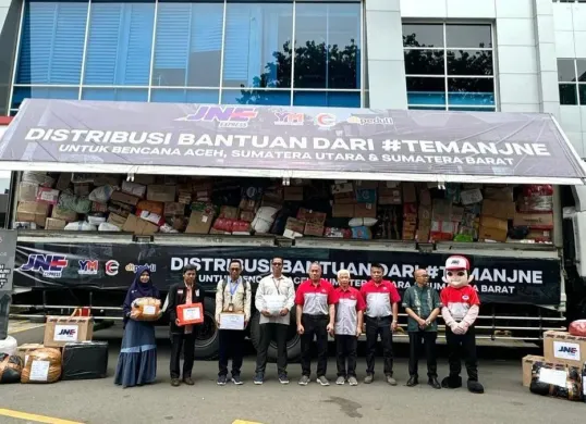 JNE mendistribusikan bantuan logistik untuk korban bencana di Sumatra. (Sumber: Dok. JNE)