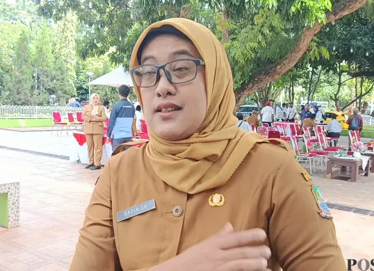 Kepala Dinas Kesehatan Kota Bekasi, Satia Sriwijayanti Anggraini pastikan kandungan air di Spot Air Minum Berbayar di Plaza Pemkot Bekasi aman dan bebas bakteri E Coli. (Sumber: Poskota/Nurpini Aulia Rapika)