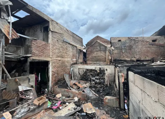 Kondisi tiga rumah warga yang terbakar di Jalan Dokter Makaliwe I RT 04 RW 07 Kelurahan Grogol, Kecamatan Grogol Petamburan, Jakarta Barat, Senin, 14 Desember 2025. (Sumber: Poskota | Foto: Pandi Ramedhan)