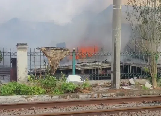 Tiga rumah di Jalan Dokter Makaliwe I RT 04/RW 07 Kelurahan Grogol, Kecamatan Grogol Petamburan, Jakarta Barat, ludes terbakar, Senin, 15 Desember 2025. (Sumber: Dok. Istimewa)