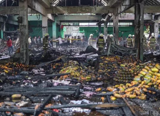 Dinas Gulkarmat melakukan proses pemadaman kebakaran di Pasar Induk Kramat Jati, Jakarta Timur, Senin 15 Desember 2025. (Sumber: Poskota/Bilal Ginanjar Nugraha)
