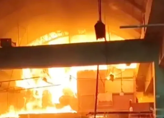 Potret kebakaran di Pasar Induk Kramat Jati pada Senin, 15 Desember 2025. (Sumber: Istimewa)