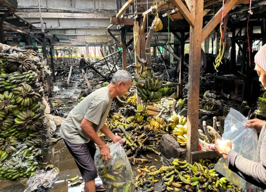 Situasi kios buah terdampak kebakaran di Pasar Induk Kramat Jati, Jakarta Timur, Senin, 15 Desember 2025. (Sumber: Poskota | Foto: M. Tegar Jihad)