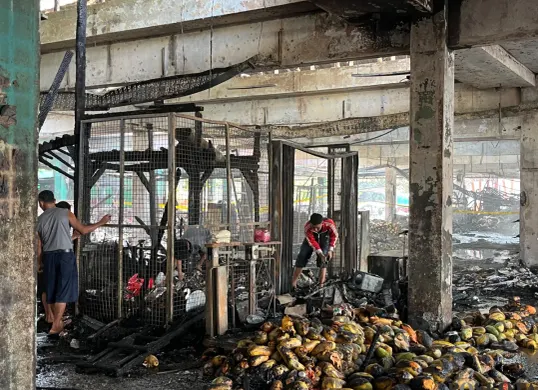 Situasi kios buah terdampak kebakaran di Pasar Induk Kramat Jati, Jakarta Timur, Senin, 15 Desember 2025. (Sumber: Poskota | Foto: M. Tegar Jihad)