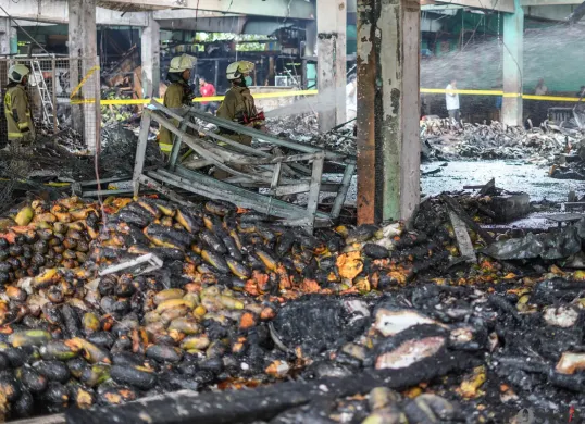 Ratusan Kios Buah di Pasar Induk Kramat Jati Hangus Terbakar
