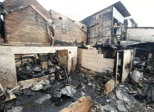 Kebakaran rumah di Grogol berimbas terhadap perjalanan commuter line jalur Tangerang (Sumber: Dokumen (Damkar Jakarta Barat))