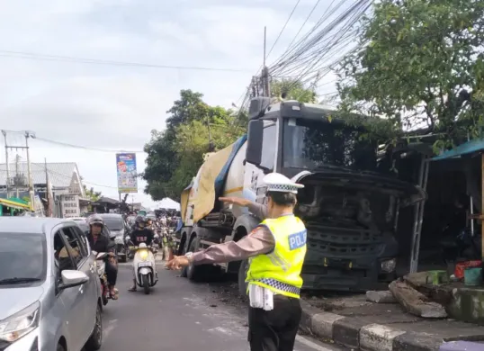 Kanit Lantas Polsek Bojongsari Iptu Suwardi melakukan penjagaan pengaturan lalu lintas di lokasi truk terguling di Jalan Raya Bojongsari - Parung. (Sumber: Lantas Polsek Bojongsari)