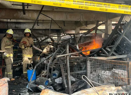 Situasi kios buah terdampak kebakaran di Pasar Induk Kramat Jati, Jakarta Timur, Senin, 15 Desember 2025. (Sumber: Poskota/M. Tegar Jihad)