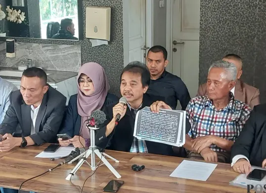 Roy Suryo dan rekan-rekannya saat ditemui di Polda Metro Jaya sebelum mengikuti gelar perkara khusus kasus dugaan penyebaran tudingan ijazah palsu Jokowi, Senin, 15 Desember 2025. (Sumber: POSKOTA | Foto: Ali Mansur)