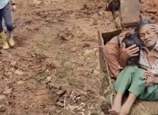 Seorang pria lanjut usia dipeluk anak perempuannya. (Sumber: Istimewa)