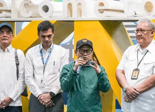 Menko PM Muhaimin Iskandar (kedua kanan) meresmikan rute penerbangan Kualanamu - Rembele maskapai Wings Air, guna mempercepat bantuan ke wilayah terdampak bencana di Sumatra, Senin, 15 Desember 2025. (Sumber: Istimewa)