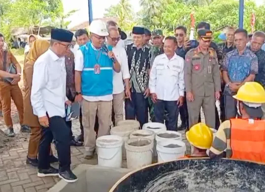 Mendes PDT dan BNPT saat meresmikan workshop pembuatan paving block di Desa Muruy, Kecamatan Menes, Pandeglang. (Sumber: Poskota/Samsul Fatoni)