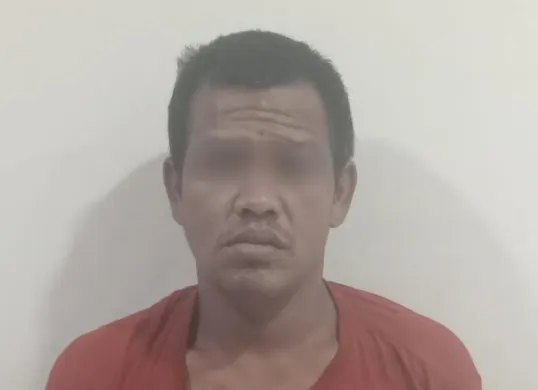 Tampang pria pencuri TV milik warga dalam peristiwa kebakaran di Jalan Dr Makaliwe, Grogol Petamburan, Jakarta Barat, yang ditangkap warga. (Sumber: Istimewa)