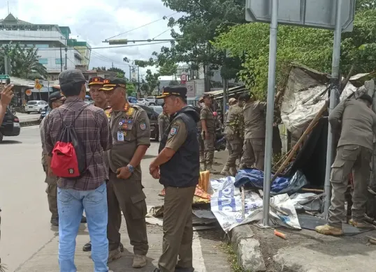 Petugas Pol PP Kota Depok membongkar puluhan bangunan liar. (Sumber: Dok. Satpol PP Kota Depok)