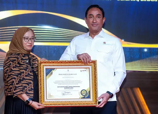 Menpan RB, Rini Widyantini (kiri) menyerahkan penghargaan OPSI kepada BNN yang diterima Kepala BNN RI, Suyudi Ario Seto (kanan) di Jakarta, Senin, 15 Desember 2025. (Sumber: Istimewa)