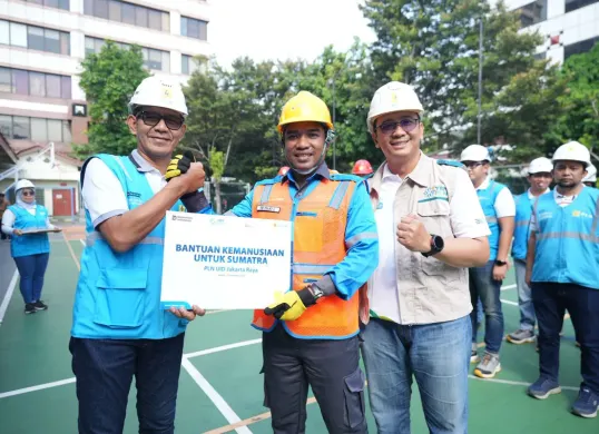 General Manager PLN UID Jakarta Raya, Moch. Andy Adchaminoerdin bersama Ketua YBM PLN UID Jakarta Raya, Frans Handoko secara simbolis menyerahkan bantuan kemanusiaan untuk masyarakat terdampak bencana. (Sumber: Dok. PLN UID Jakarta Raya)