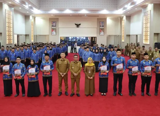 Gubernur Andra Soni usai menyerahkan 4.631 SK PPPK Paruh Waktu Pemprov Banten. (Sumber: Istimewa)