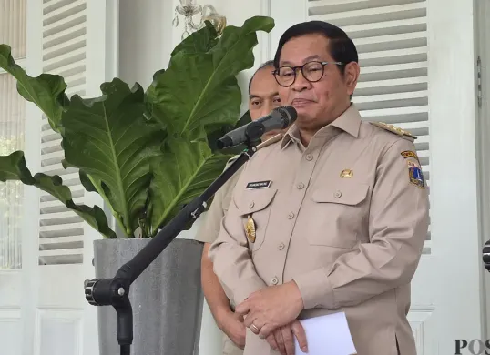 Gubernur Jakarta Pramono Anung saat menyampaikan pernyataan kepada awak media di Balai Kota DKI Jakarta, Senin, 15 Desember 2025. (Sumber: Poskota/M. Tegar Jihad)