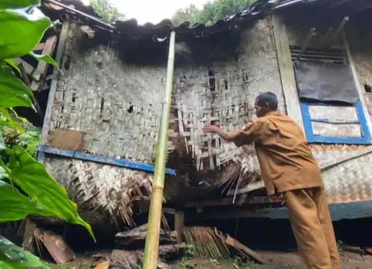 Kondisi bangunan rumah milik Cacang Hidayat, honorer penjaga sekolah yang akan dibangun Pemkab Lebak. (Sumber: Istimewa)