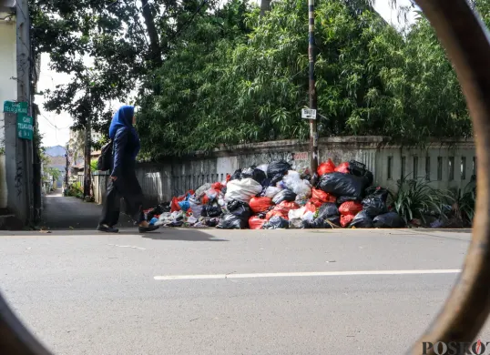 Sampah rumah tangga menumpuk di tepi jalan kawasan Ciputat, Tangerang Selatan, akibat tidak diangkut hampir sepekan setelah penutupan TPA Cipeucang. (Sumber: Poskota | Foto: Dhiya Ahmad Fauzan)