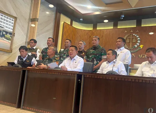 Satgas PKH menyampaikan keterangan pers terkait perkembangan penanganan hukum penyebab bencana alam di wilayah Sumatra di Kejagung, Jakarta Selatan, Senin, 15 Desember 2025. (Sumber: POSKOTA | Foto: Ali Mansur)