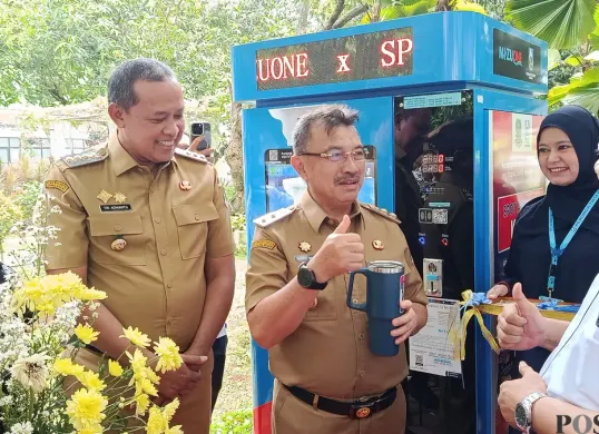 Wali Kota Bekasi, Tri Adhianto (kiri) bersama jajarannya dan Dirut PDAM Tirta Patriot meresmikan program spot air minum di area Plaza Pemkot Bekasi. Senin, 15 Desember 2025. (Sumber: Poskota/Nurpini Aulia Rapika)
