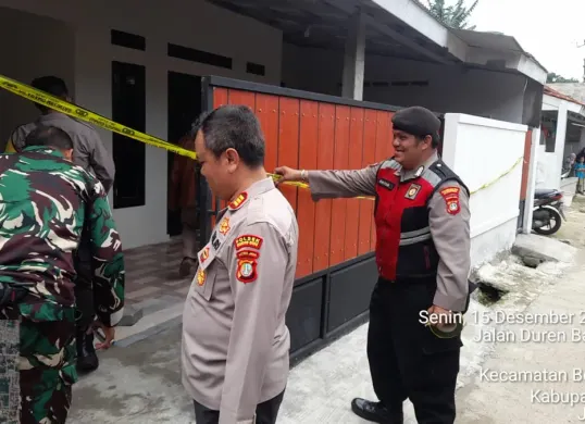 Pekerja bangunan tewas diduga tersengat listrik saat memperbaiki toren air di atap rumah Desa Susukan, Bojonggede, Kabupaten Bogor. (Sumber: Istimewa)